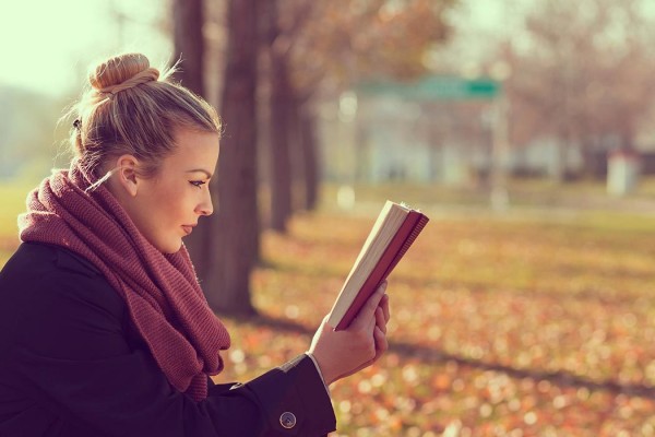 woman wears multifocal contact lenses for reading vision